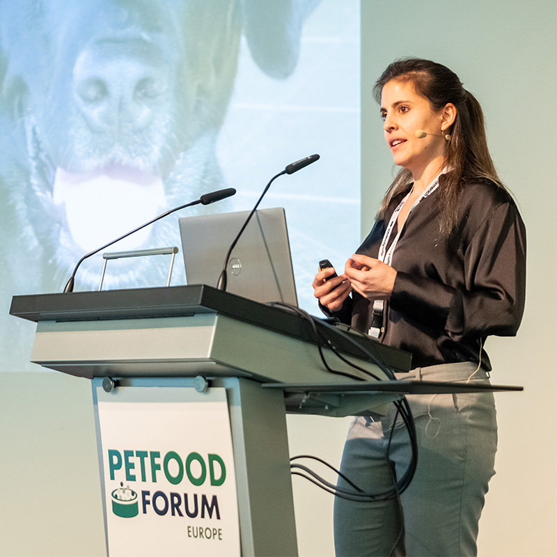 PFF-Europe-Speaker-Female Female presenting at the podium at Petfood Forum Europe